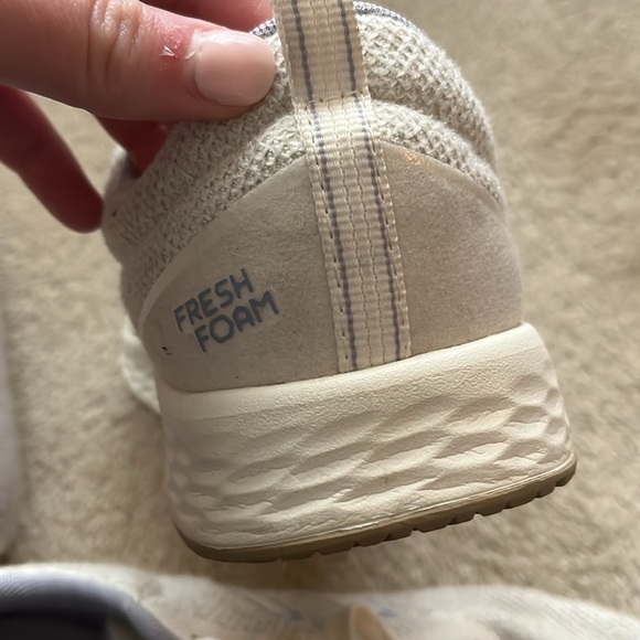 Women’s Cream New Balance Sneaker Size 9.5 - Picture 8 of 8